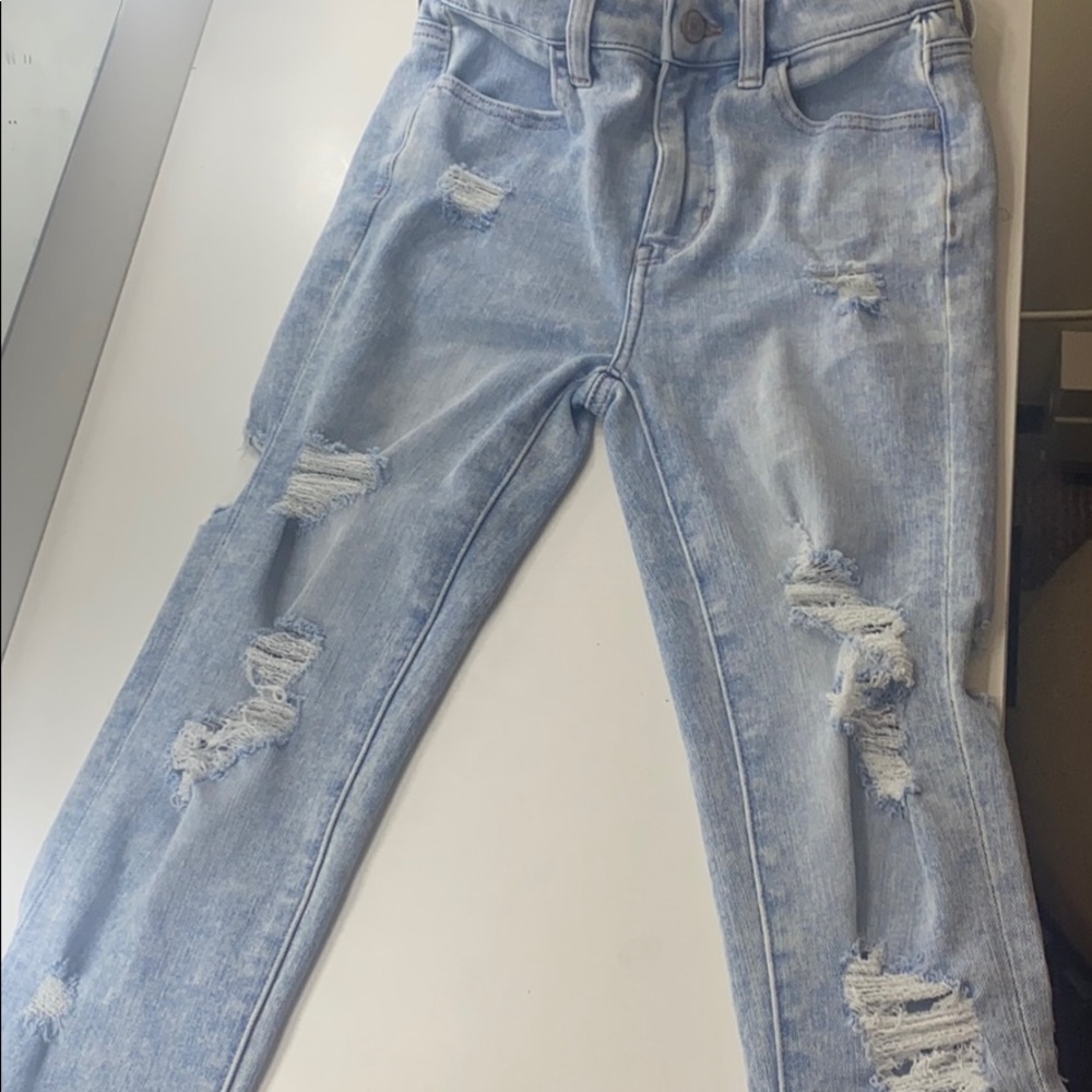American Eagle Lightwash Ripped Jeans